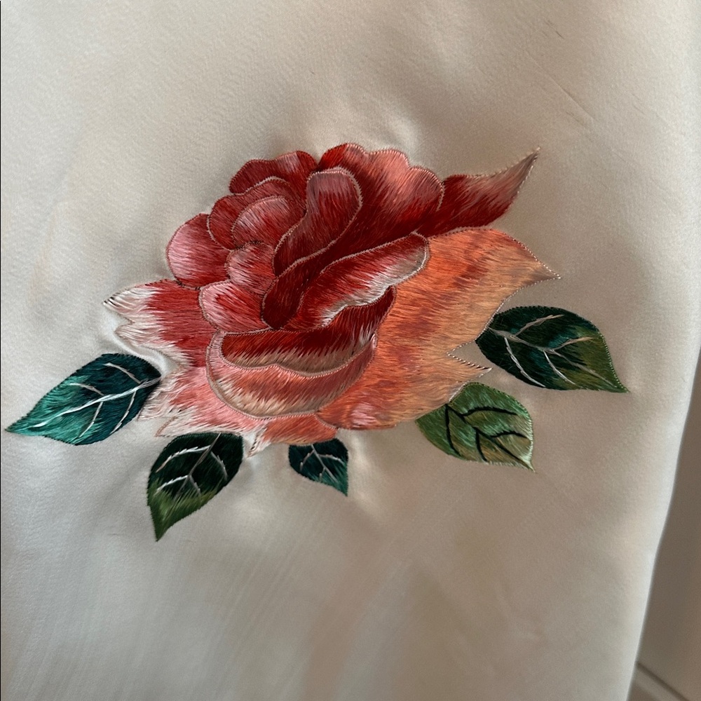 VINTAGE TAIWANESE 1970’s Silk embroidered shawl - Picture 2 of 7